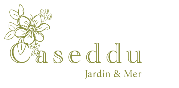Logo officiel de Caseddu Jardin et Mer, représentant une villa en pierre avec toit rouge et végétation verte, symbolisant votre location de vacances en Corse du Sud.