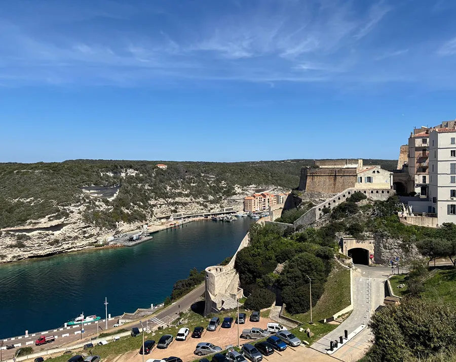 Vue panoramique de Bonifacio, Corse du Sud : citadelle, port et falaises, pour vacances inoubliables.