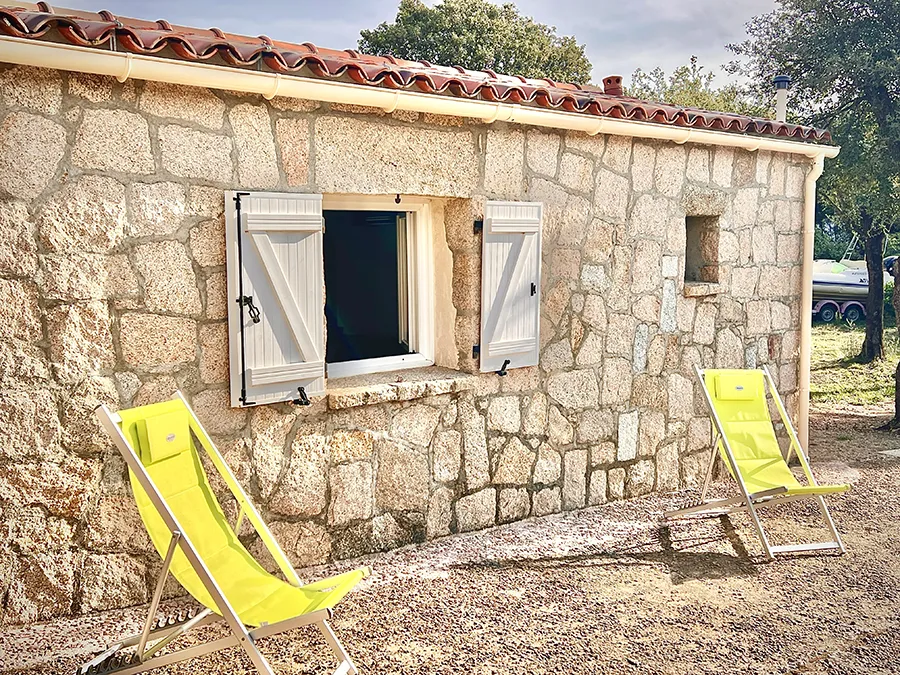Façade principale en pierre et crépi de la villa Caseddu Jardin et Mer, location de vacances haut de gamme en Corse du Sud.