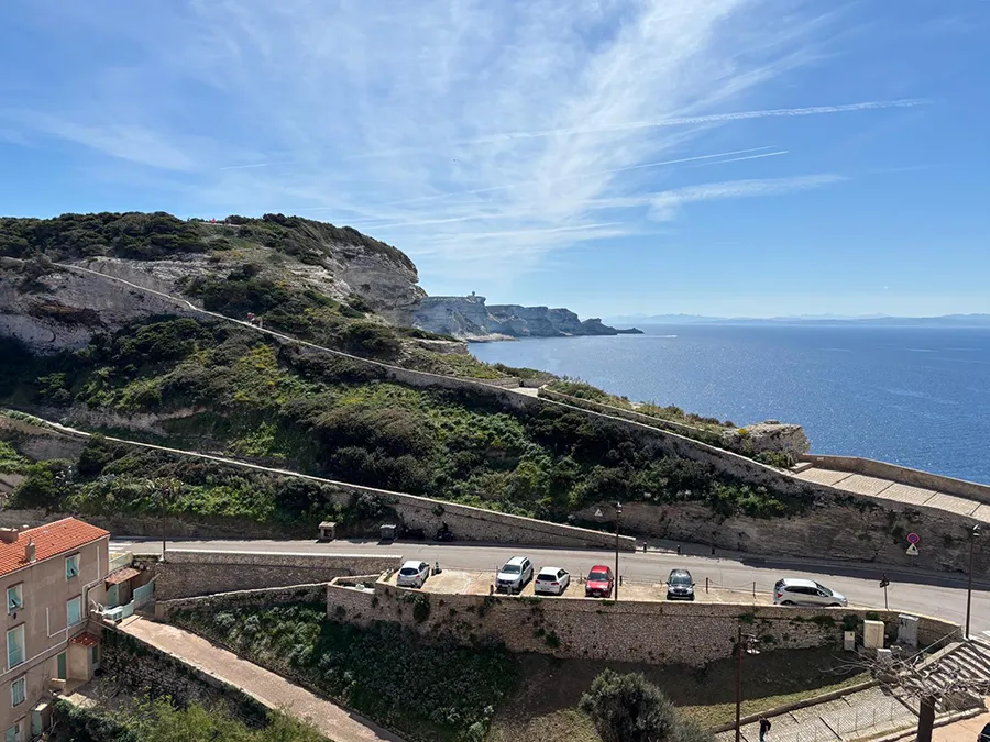 Paysage côtier en Corse du Sud avec route sinueuse, falaises et mer azur, vue près de Bonifacio.