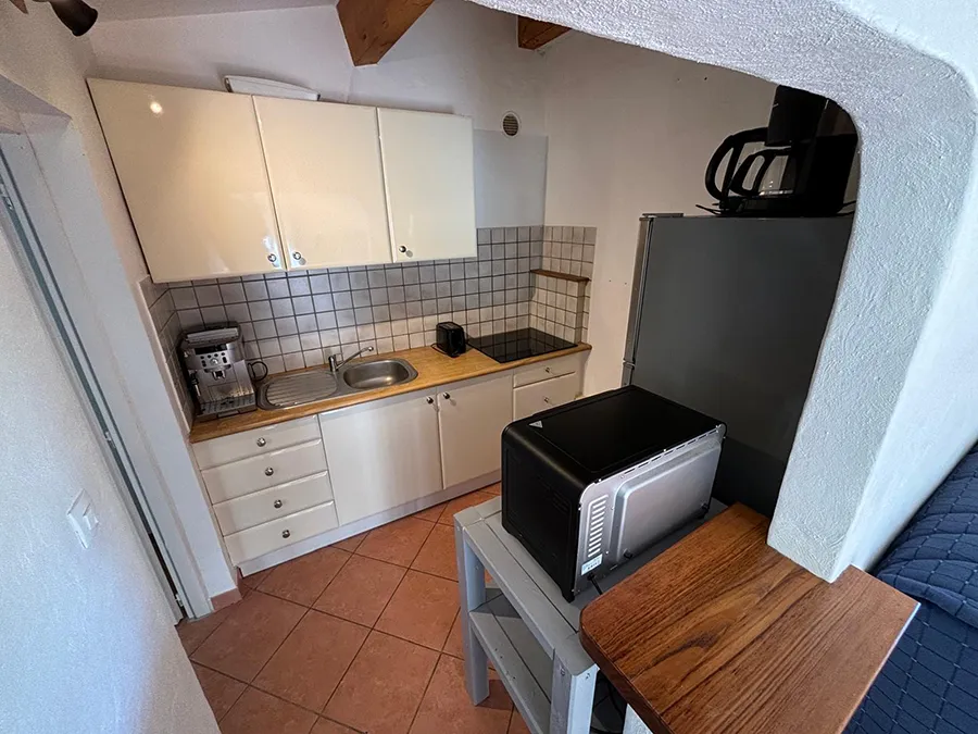 Cuisine américaine moderne et fonctionnelle de la villa Caseddu Jardin et Mer, parfaite pour cuisiner en location de vacances en Corse du Sud.