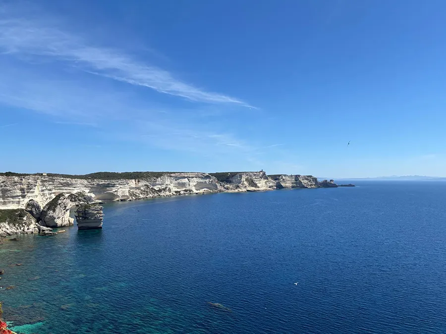 Falaises blanches emblématiques de Bonifacio, Corse du Sud, avec mer Méditerranée et ciel bleu, panorama.