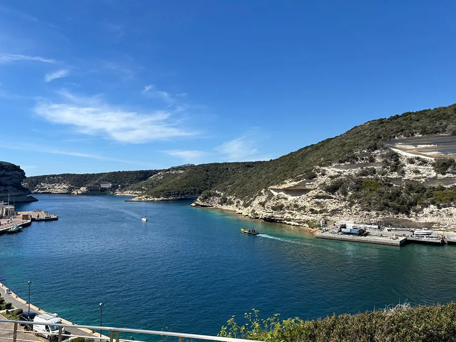 Vue panoramique sur le golfe de Bonifacio en Corse du Sud, falaises calcaires et mer azur.