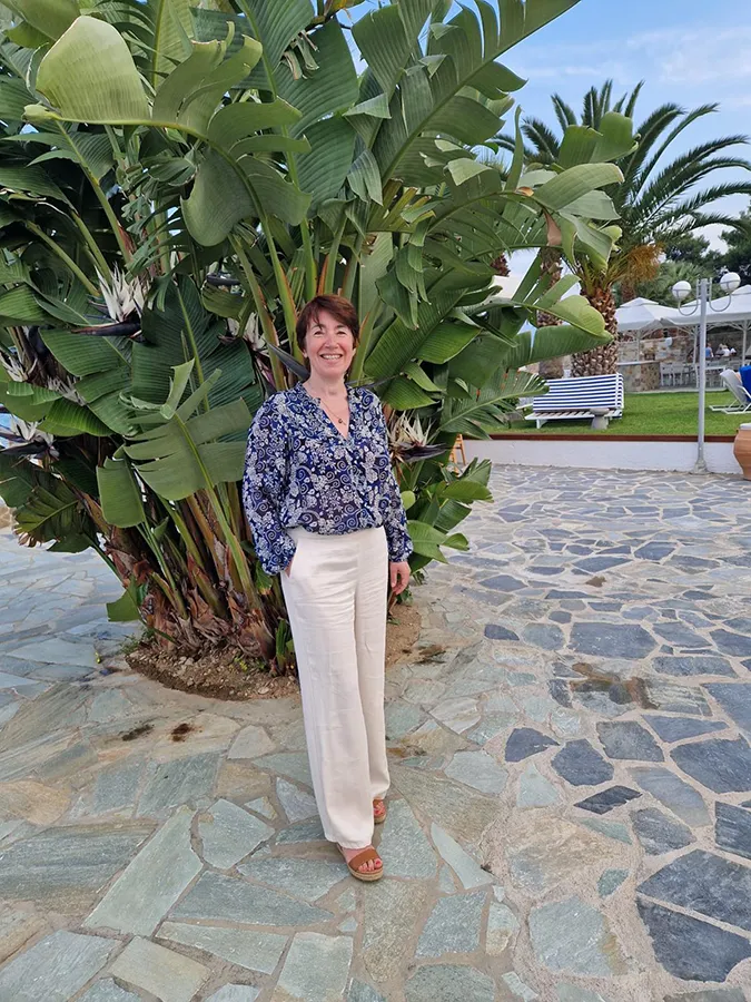 Laure Morini, propriétaire de la villa Caseddu Jardin et Mer en Corse du Sud, souriante et accueillante, gage d'un séjour réussi pour votre location de vacances.