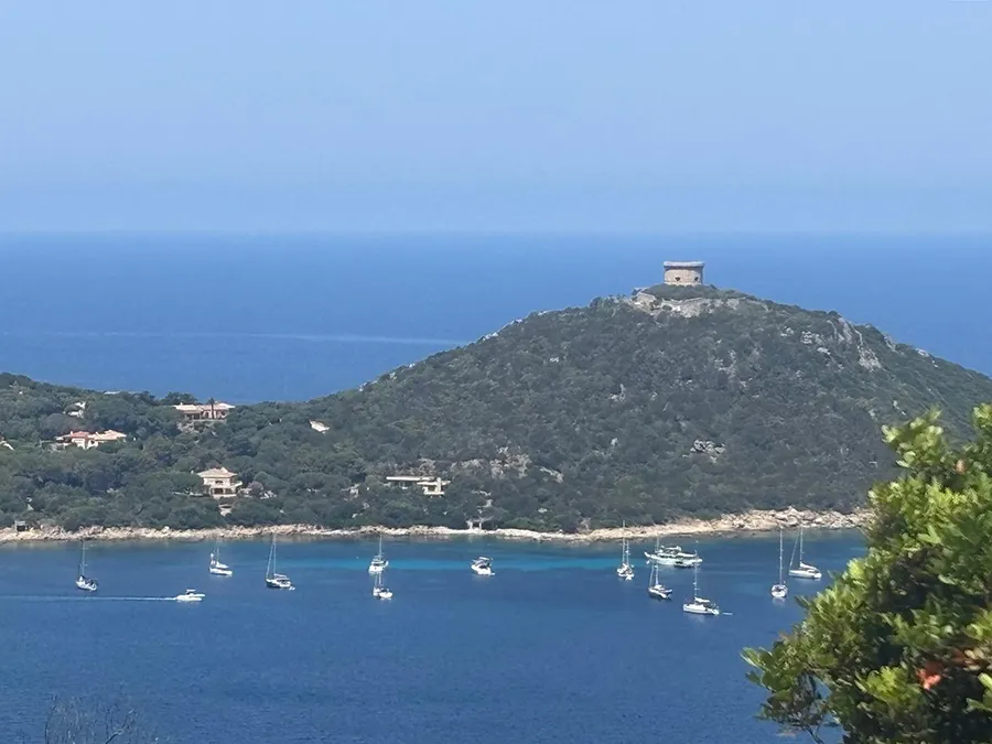 Paysage côtier rocheux et mer turquoise cristalline en Corse du Sud, idéal pour des vacances nature.