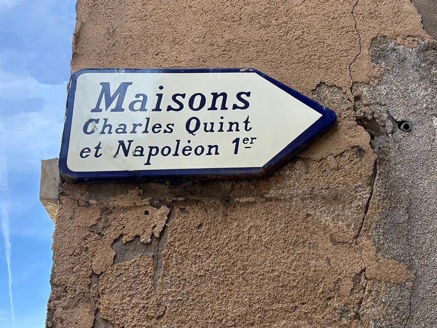 Panneau indicateur des Maisons Charles Quint et Napoléon 1er en Corse, pour vacances culturelles.