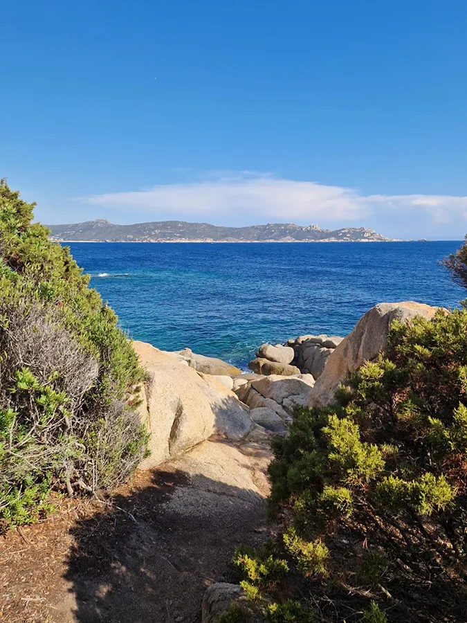 Panorama mer et îles en Corse du Sud, vue depuis un sentier côtier, idéal pour vacances avec vue.