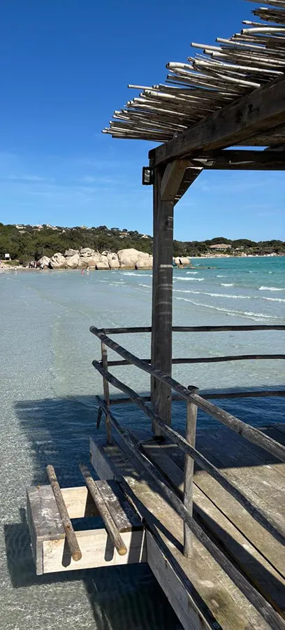 Vue sur les eaux peu profondes et transparentes de la plage de Santa Giulia, en Corse du Sud. Location de vacances à proximité des plages.