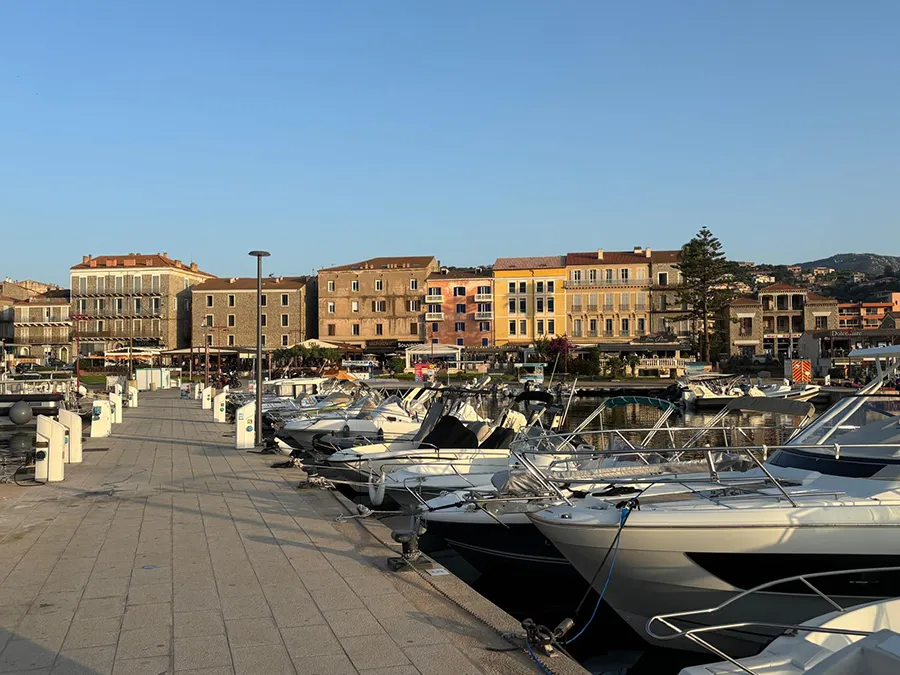 Port de plaisance de Propriano en Corse du Sud avec bateaux et façades colorées, ambiance vacances.