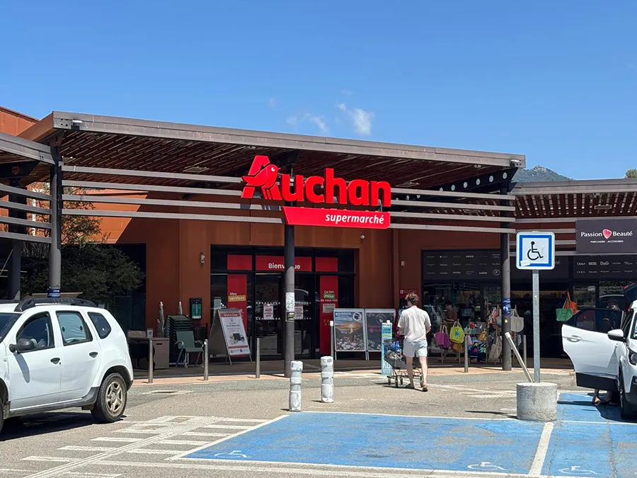 Supermarché Auchan à proximité, une facilité pour les courses et votre séjour de vacances à Propriano, en Corse du Sud.