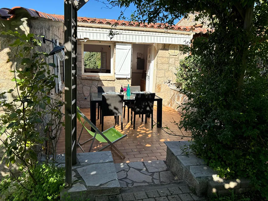 Vaste terrasse extérieure de la villa Caseddu Jardin et Mer, aménagée pour les repas et la détente en Corse du Sud.