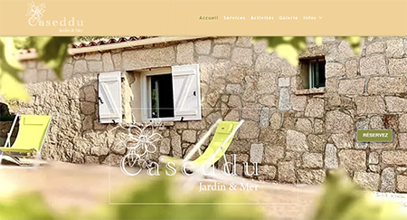 Façade en pierre de la maison de vacances Caseddu Jardin et Mer en Corse du Sud avec chaises longues